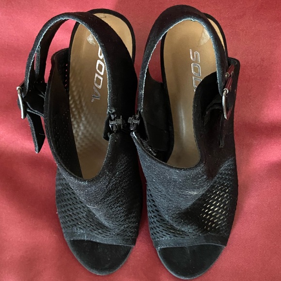 (SOLD) Black Soda vegan ankle heels - Picture 4 of 5